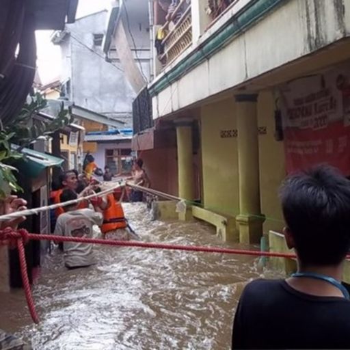 Ep1243: VOV - Tin thế giới: Indonesia chống chọi với lũ lụt khi thời tiết khắc nghiệt tấn công khu vực cover