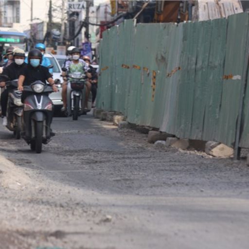 Ep5624: Tin trong nước - Người dân TP.HCM bức xúc với nhiều lô cốt “án binh bất động” trên đường cover