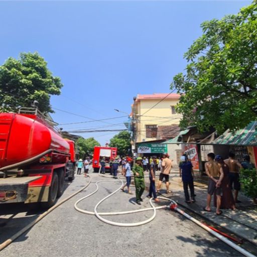 Ep7957: Tin trong nước - Quảng Bình: Nắng nóng gay gắt, quán ăn bốc cháy giữa trưa nắng  cover