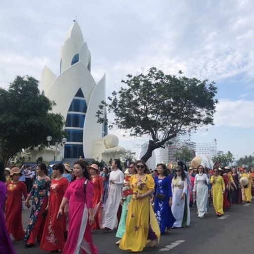 Ep8208: Tin trong nước - Khánh Hòa: Hơn 6.000 phụ nữ mặc áo dài xuống phố chào mừng Festival Biển cover