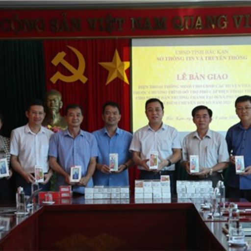 Ep9641: Tin trong nước - Bắc Kạn: Trao điện thoại thông minh cho người dân khu vực thí điểm chuyển đổi số image