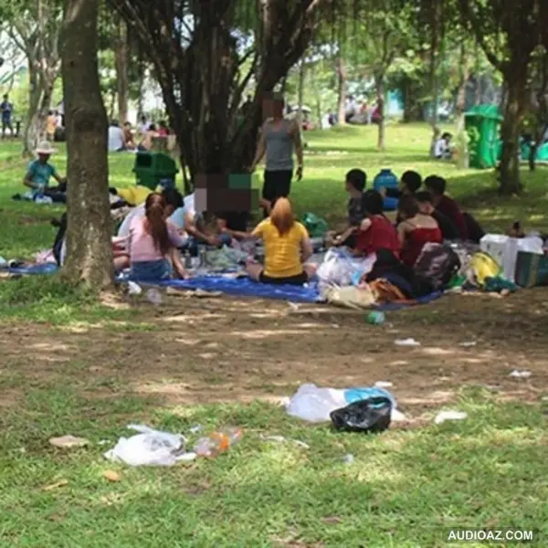 Văn hóa ứng xử của giới trẻ nơi công cộng: Chuyện không của riêng ai